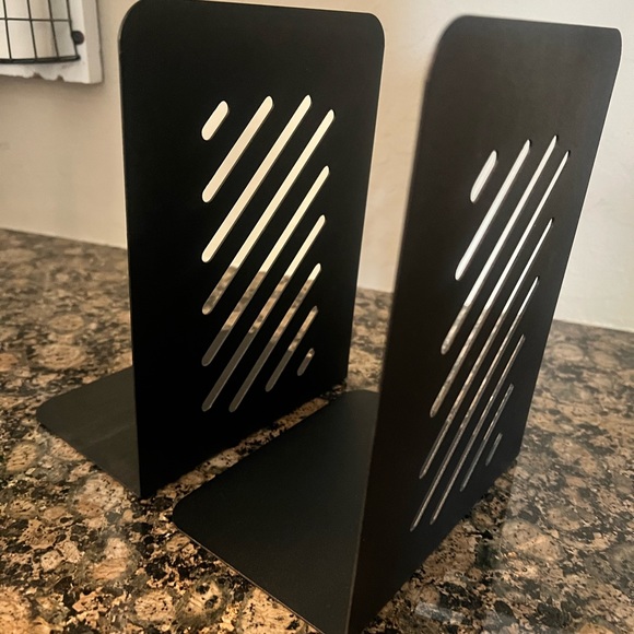 Bookends Black Metal Heavy Duty (1 pair/2 pieces) - Picture 2 of 4